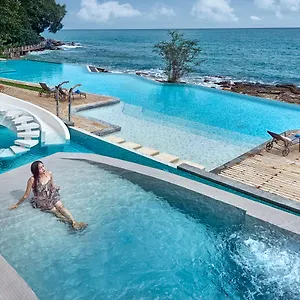 **** Hotel Independence & Cambodia
